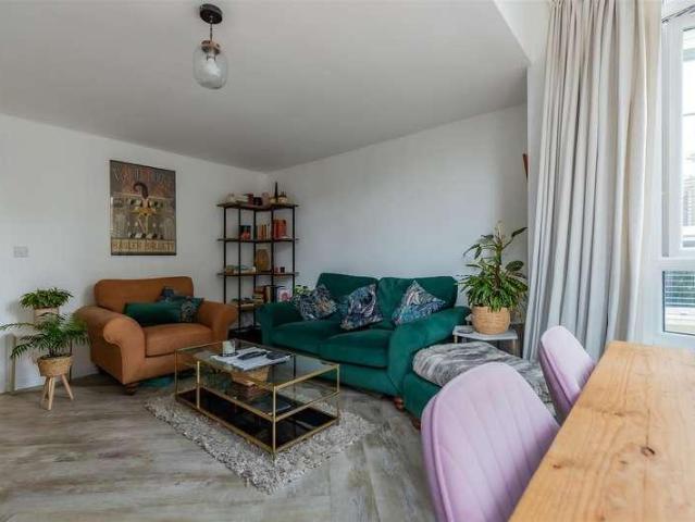 Flat for sale in Plasnewydd, Falcon Lodge