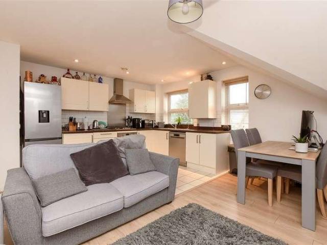 Flat for sale in Hillview, Surrey