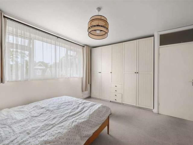 Flat for sale in London Borough of Merton, Raynes Park