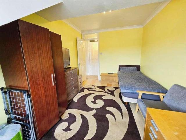Flat for sale in Rushden, North Northamptonshire