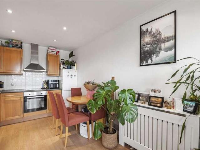 Flat for sale in Streatham Hill, Greater London