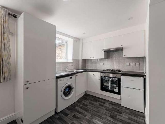 Flat for sale in West Norwood, Greater London