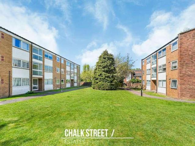 Flat for sale in Hornchurch, Greater London