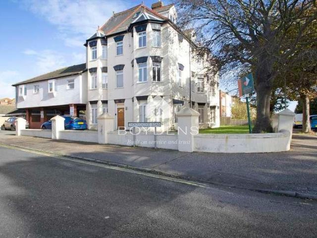 Flat for sale in Dale Hill, Essex