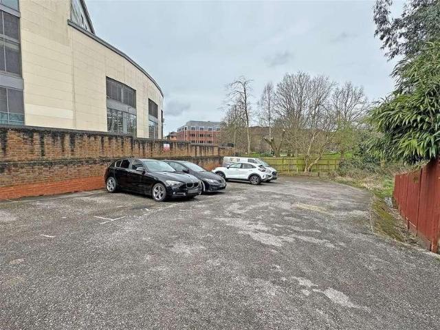 Flat for sale in Red Hill, Surrey