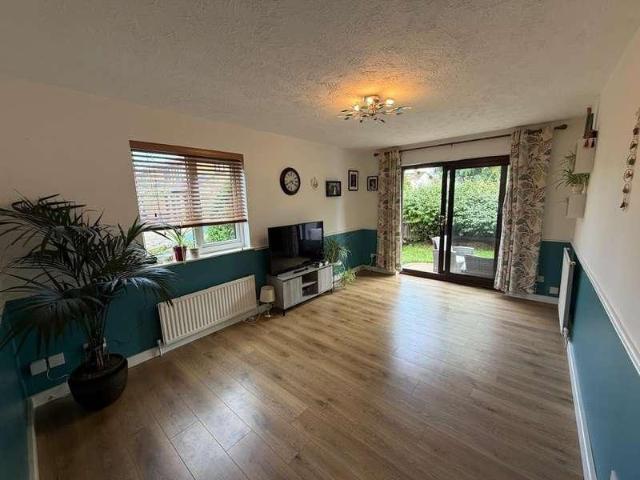 Flat for sale in London Borough of Hounslow, Feltham
