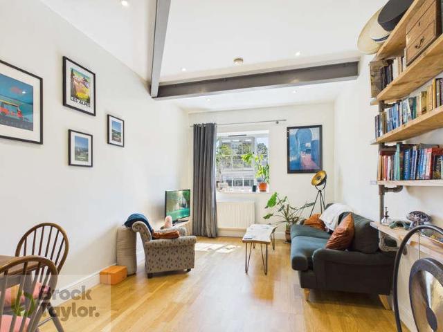 Flat for sale in Lucastes, Perryfields