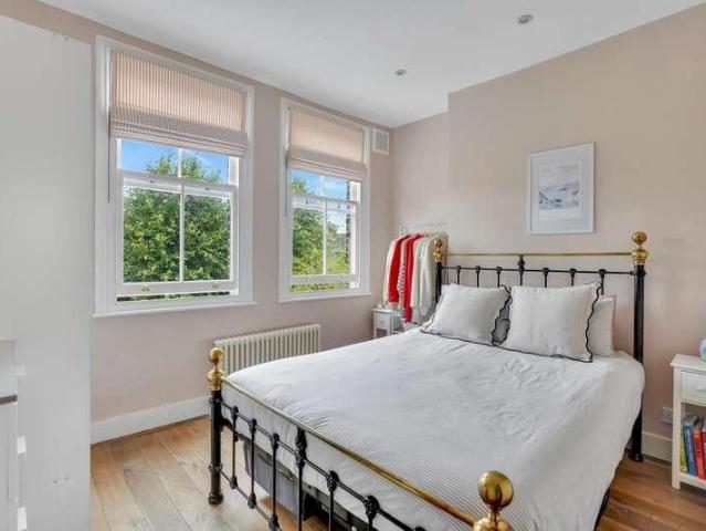 Flat for sale in London Borough of Lambeth, Greater London