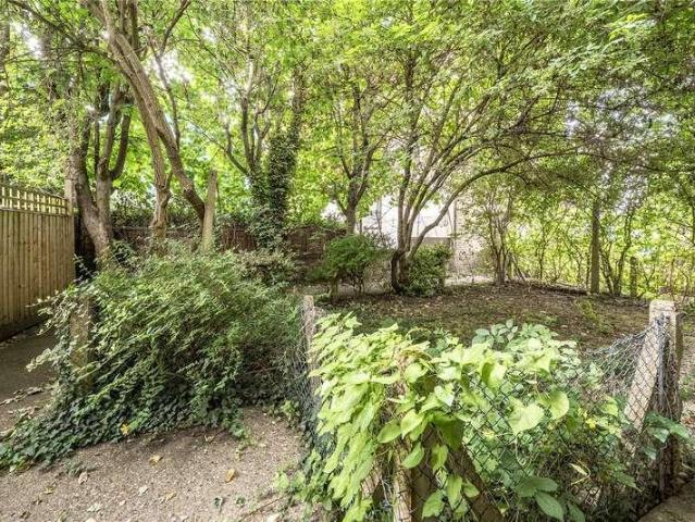 Flat for sale in Wandsworth, Greater London