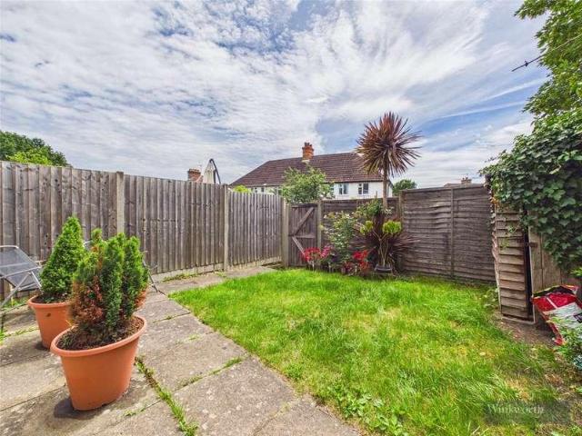 Flat for sale in Berrylands, Greater London