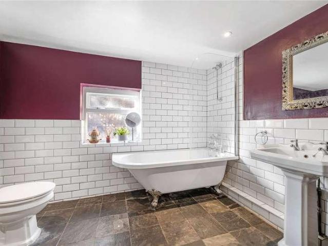 Flat for sale in East Dulwich, Greater London