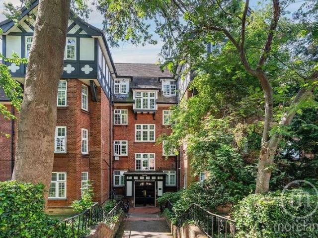Flat for sale in Golders Green, Greater London