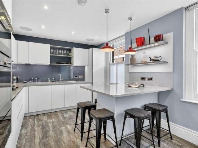 Flat for sale in Saint Giles, Bloomsbury