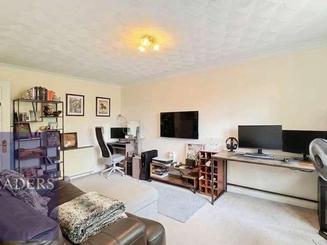 Flat for sale in Chipping Hill, Essex