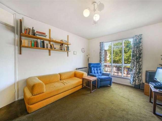 Flat for sale in Archway, Greater London