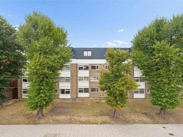 Flat for sale in Hornchurch, Greater London