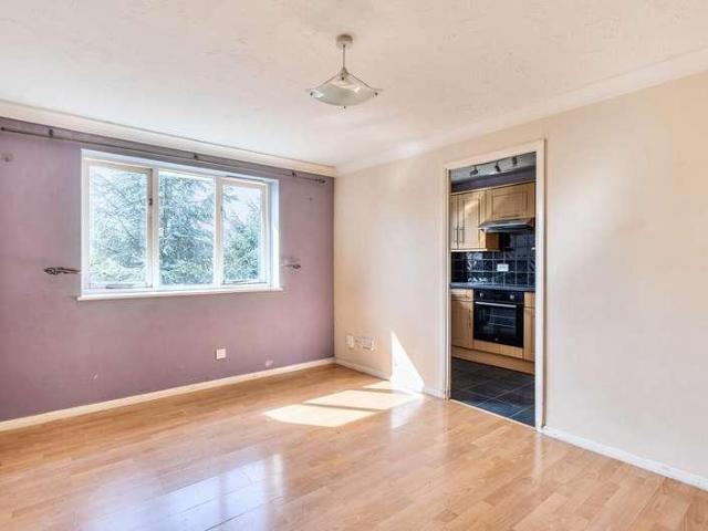 Flat for sale in Hackbridge, Greater London