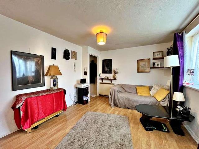 Flat for sale in London Borough of Ealing, Greater London