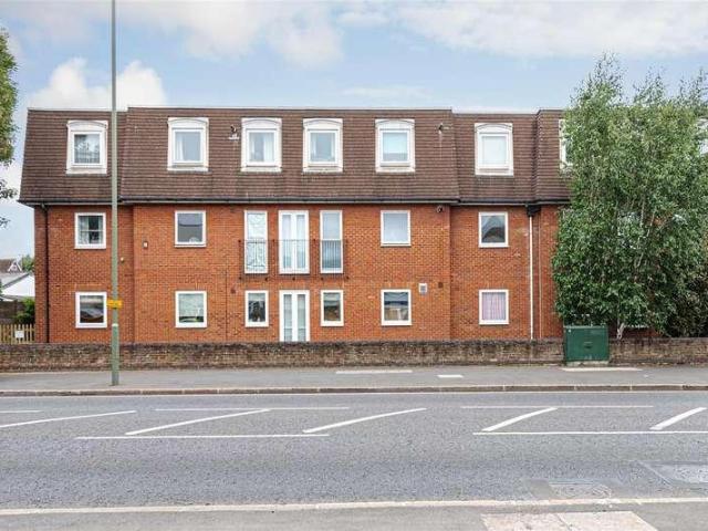 Flat for sale in Epsom, Surrey