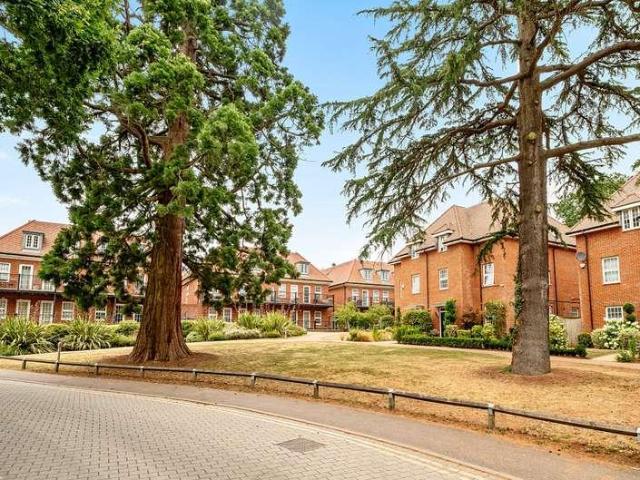 Flat for sale in High Barnet, Greater London