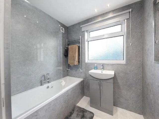 Flat for sale in Harrow Weald, Greater London