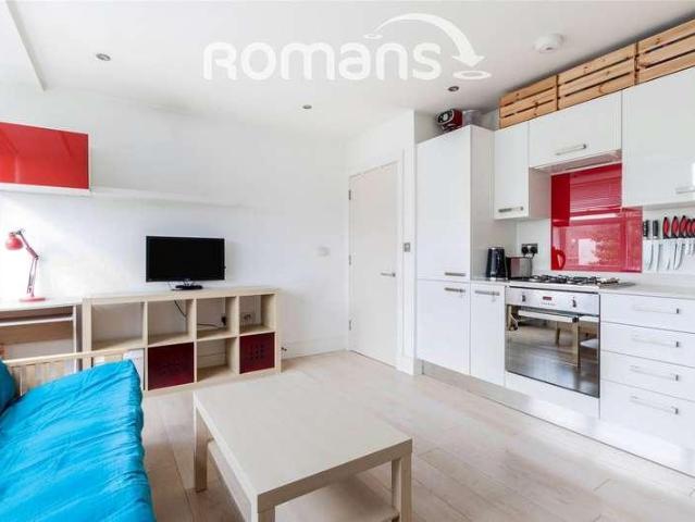 Flat for sale in Emmbrook, Wokingham