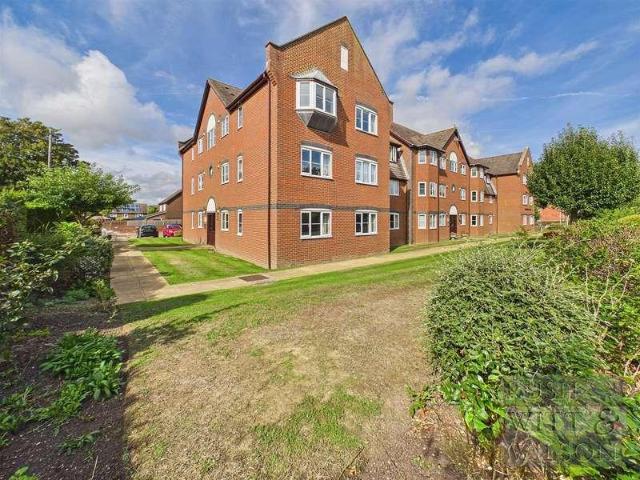 Flat for sale in Old Town, Heathlands