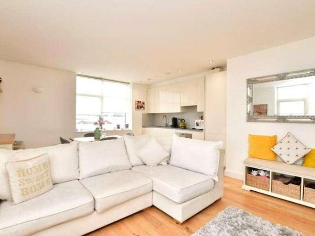 Flat for sale in London Borough of Croydon, Waddon
