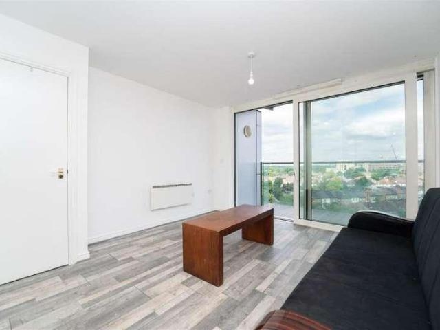 Flat for sale in London Borough of Hounslow, Osterley