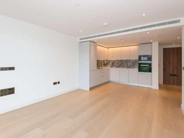 Flat for sale in Shepherd's Bush, Greater London