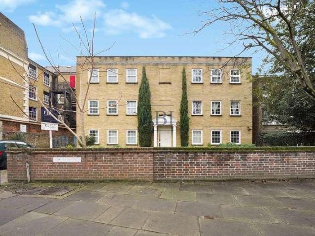 Flat for sale in London Borough of Tower Hamlets, Greater London