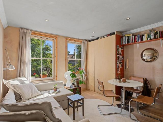 Flat for sale in Stamford Hill, Greater London