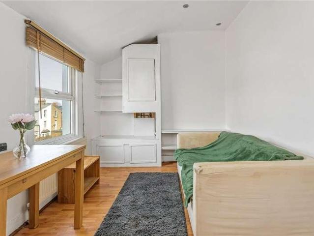 Flat for sale in Furzedown, Greater London
