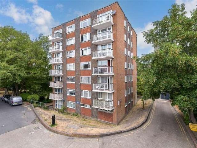 Flat for sale in Carshalton Beeches, Greater London