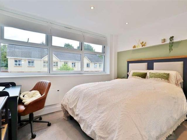 Flat for sale in Woking, Surrey