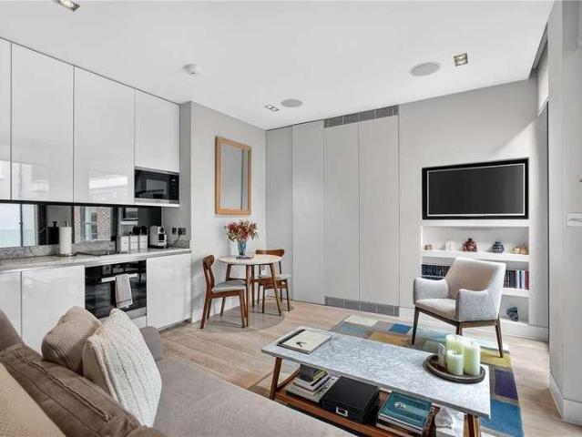 Flat for sale in Holborn, Greater London