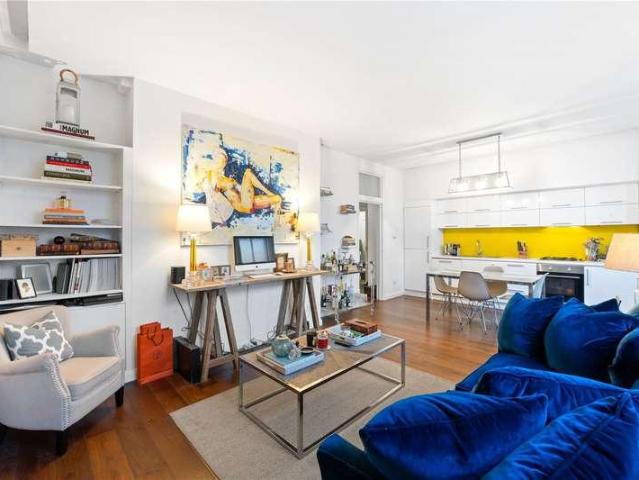Flat for sale in Earl's Court, Greater London