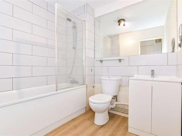Flat for sale in Red Hill, Surrey