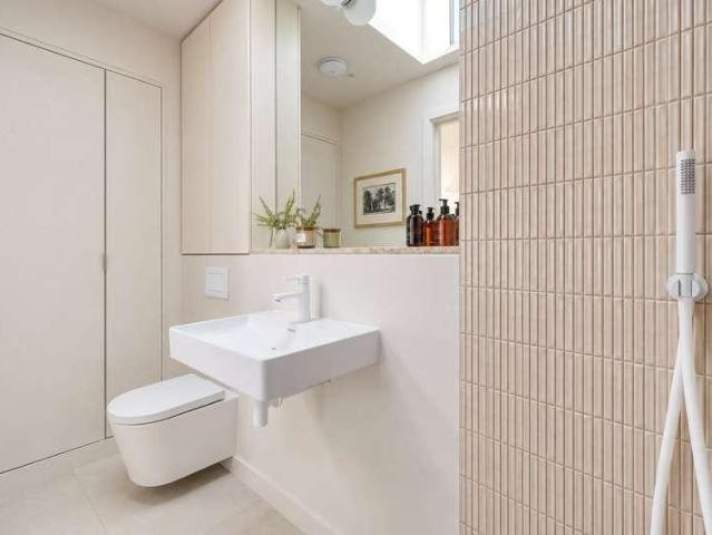 Flat for sale in London Borough of Wandsworth, Greater London