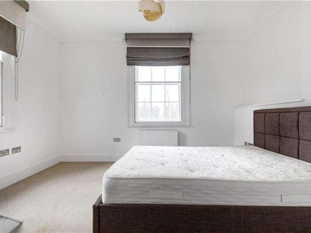 Flat for sale in Stockwell, Greater London