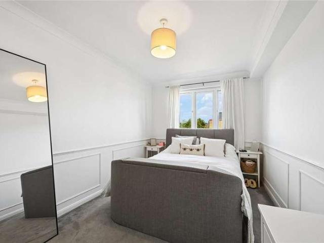 Flat for sale in Elmers End, Greater London
