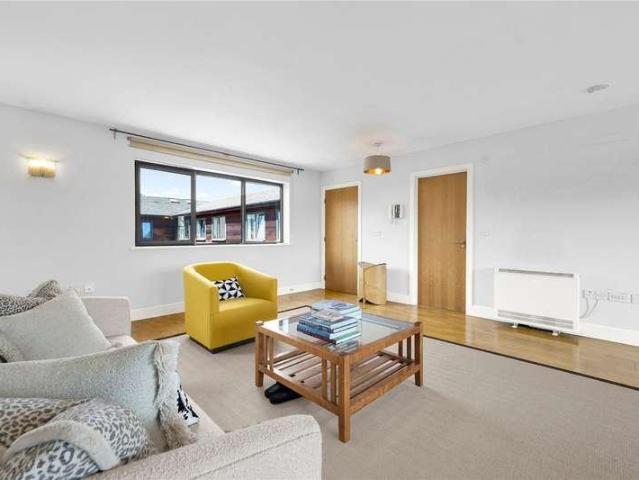 Flat for sale in Ratcliffe, Stepney