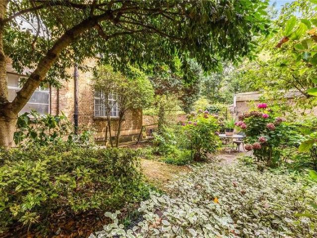Flat for sale in Clapham, Greater London