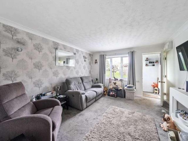 Flat for sale in Dunstable, Bedfordshire