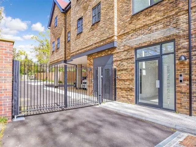 Flat for sale in Chipstead, Reigate and Banstead