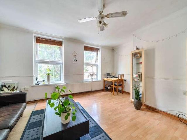 Flat for sale in Bermondsey, Greater London