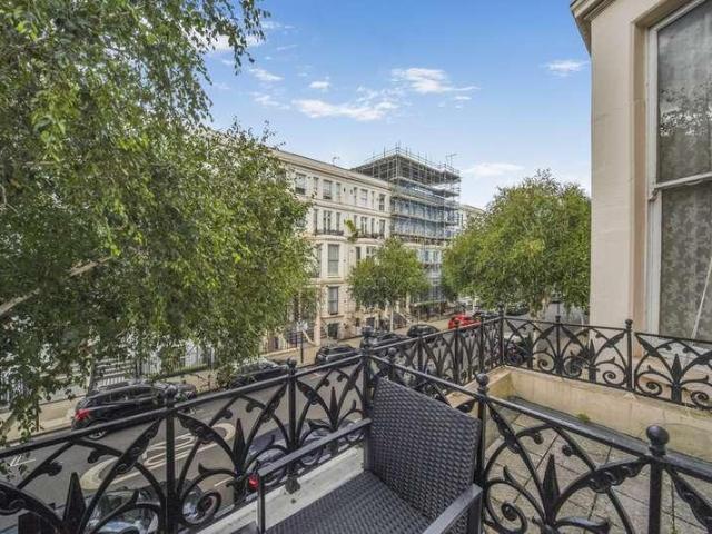 Flat for sale in Royal Borough of Kensington and Chelsea, Greater London
