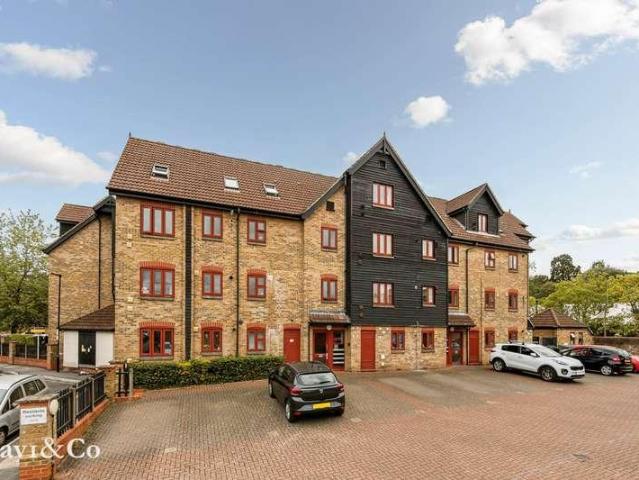 Flat for sale in London Borough of Hounslow, Greater London