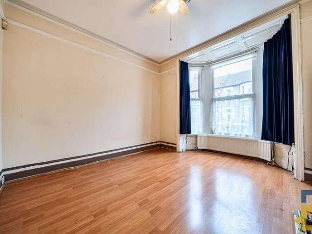 Flat for sale in London Borough of Barking and Dagenham, Greater London