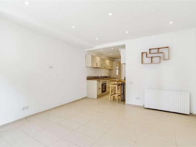 Flat for sale in Balham, Greater London